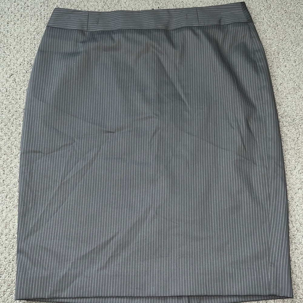 Ann Taylor Petite gray white pin stripe pencil‎ skirt Sz 2 P
